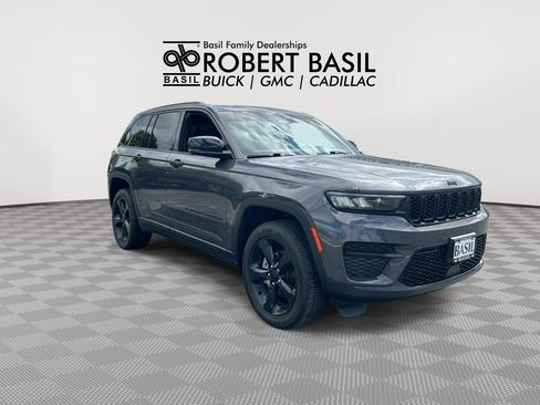 Used 2023 Jeep Grand Cherokee Altitude AWD/4WD image 2