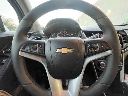 Used 2022 Chevrolet Trax LT w/ LT Convenience Package image 13