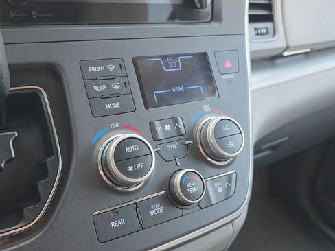 Used 2015 Toyota Sienna LE image 26