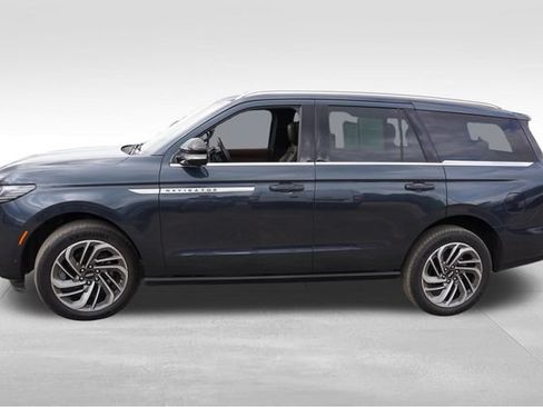 Used 2025 Lincoln Navigator Reserve AWD/4WD image 9