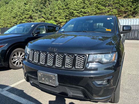 Used 2019 Jeep Grand Cherokee Altitude AWD/4WD image 2