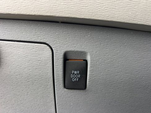 Used 2013 Toyota Sienna SE image 30