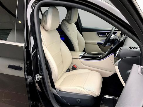 Used 2025 Mercedes-Benz GLC 300 image 9