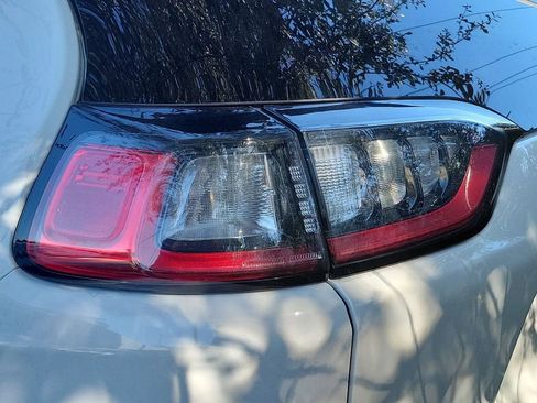 Used 2019 Jeep Cherokee Limited image 9