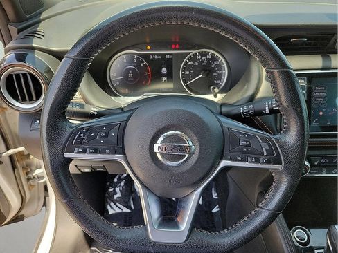 Used 2019 Nissan Kicks SR w/ SR Premium Package FWD image 16