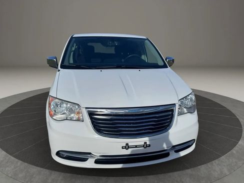 Used 2015 Chrysler Town & Country Limited FWD image 7