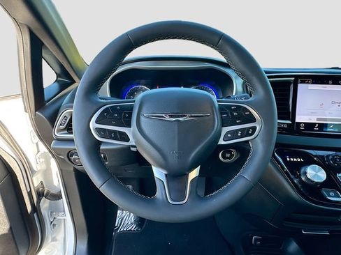 Used 2025 Chrysler Pacifica Select image 11