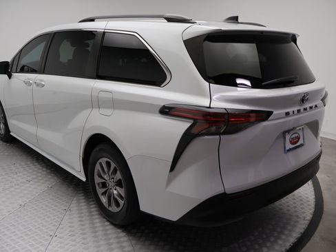 Used 2022 Toyota Sienna XLE FWD image 11