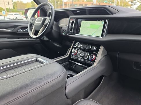 Used 2022 GMC Yukon XL Denali AWD/4WD image 16