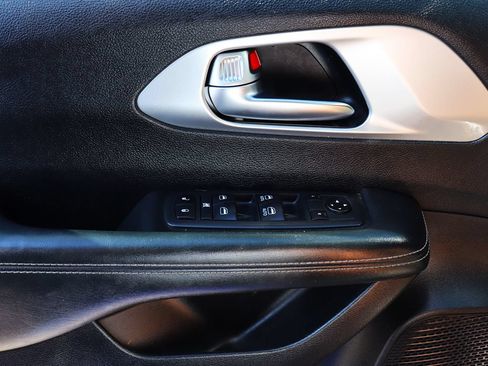 Used 2020 Chrysler Pacifica Touring w/ S Appearance Package FWD image 44