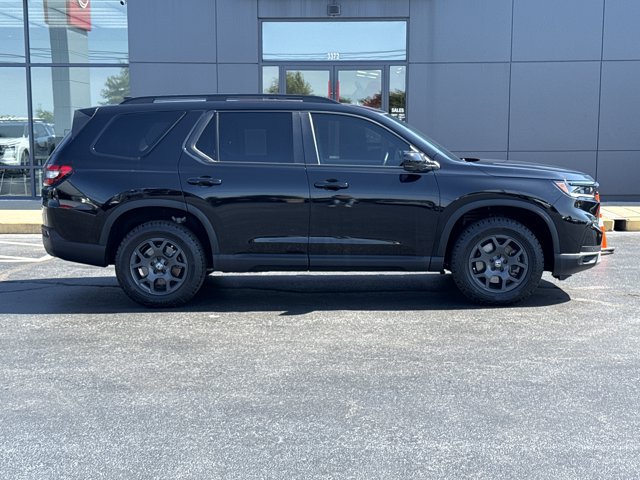 Used 2025 Honda Pilot TrailSport image 2