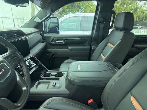 Used 2025 GMC Sierra 2500 AT4 w/ Technology Package AWD/4WD image 6