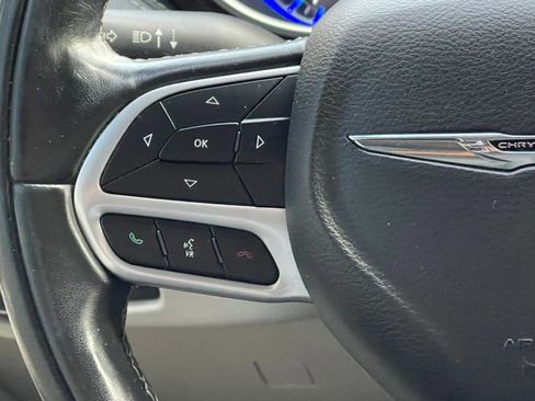 Used 2022 Chrysler Pacifica Limited image 32