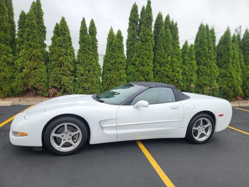 Used 2000 Chevrolet Corvette Convertible w/ Performance Handling Pkg image 2