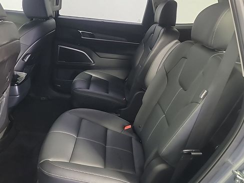 Used 2025 Kia Telluride EX w/ EX Captain's Chair Package AWD/4WD image 19