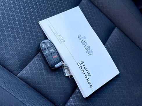 Used 2019 Jeep Grand Cherokee Laredo image 36