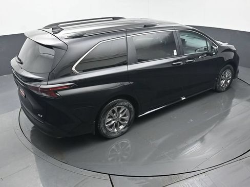 Used 2026 Toyota Sienna XLE AWD/4WD image 44