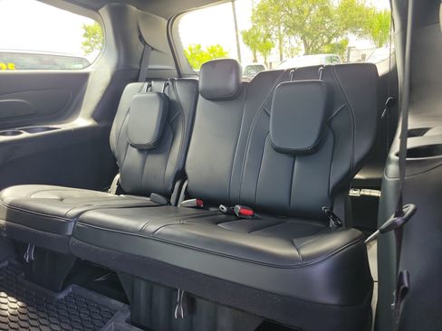 Used 2025 Chrysler Pacifica Select FWD image 9
