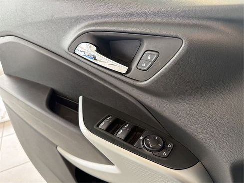 Certified 2025 Chevrolet Trax LS image 21