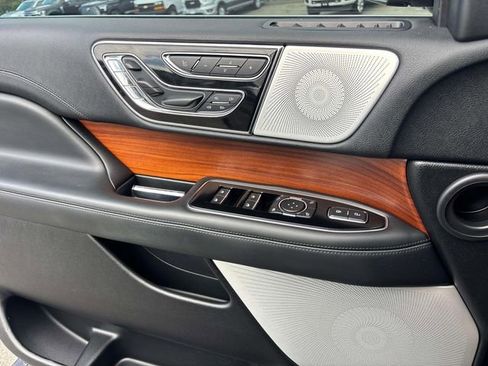 Used 2019 Lincoln Navigator Reserve image 22