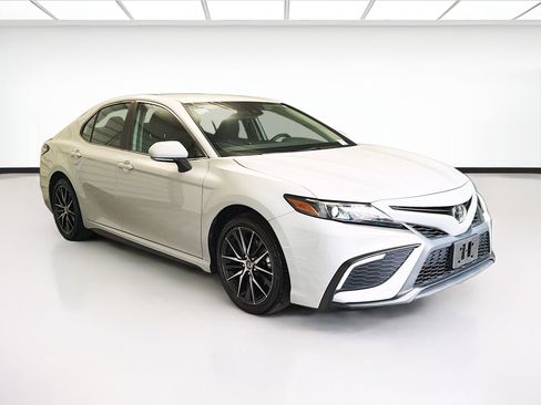 Used 2024 Toyota Camry SE w/ Blackout Package (TMS) image 3