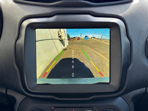Used 2018 Jeep Renegade Altitude w/ UConnect 8.4 Nav Group FWD image 23