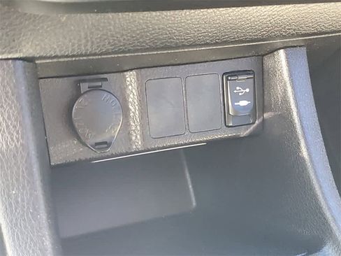 Used 2015 Toyota Corolla LE image 29