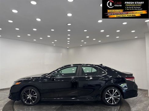 Used 2019 Toyota Camry SE w/ Convenience Package FWD image 4