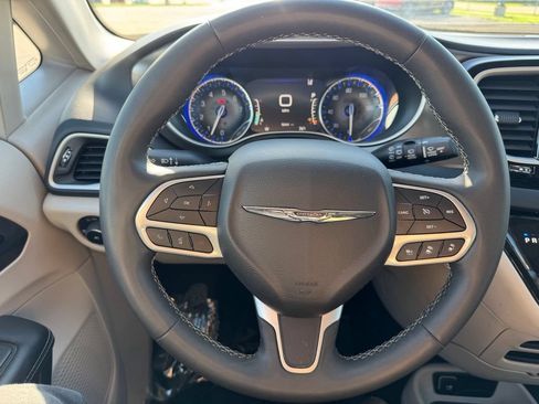 Used 2024 Chrysler Pacifica Touring-L FWD image 26
