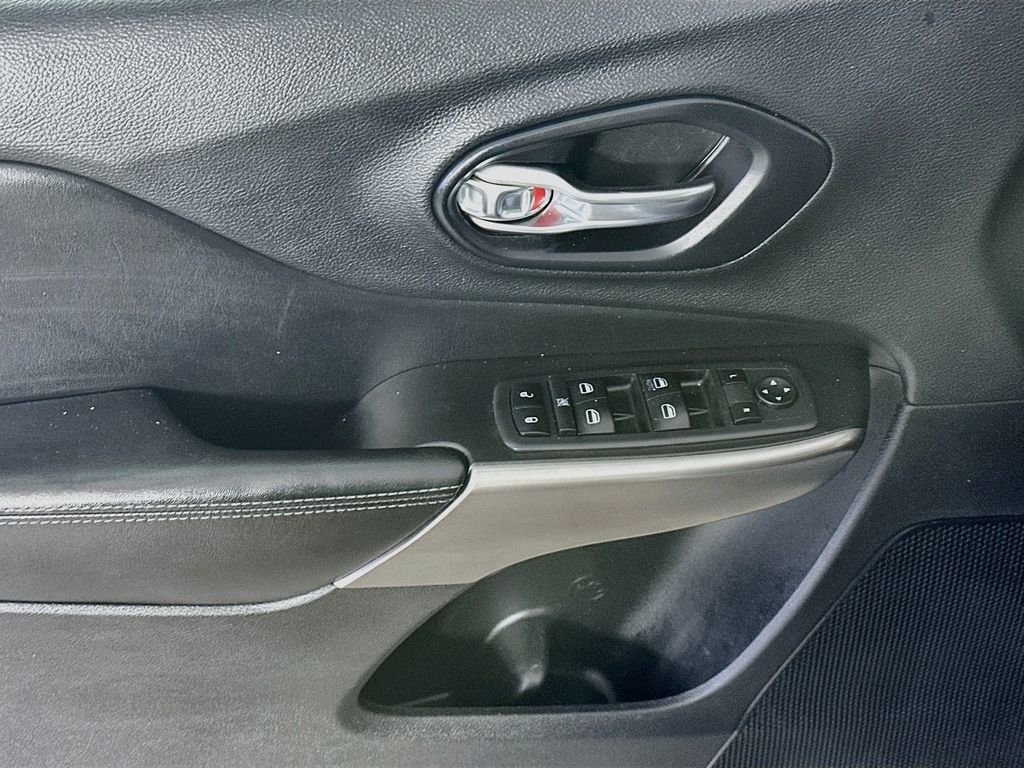 Used 2019 Jeep Cherokee Latitude w/ Popular Appearance Group FWD image 23