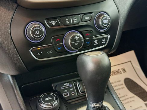 Used 2017 Jeep Cherokee Latitude w/ Comfort & Convenience Group AWD/4WD image 9