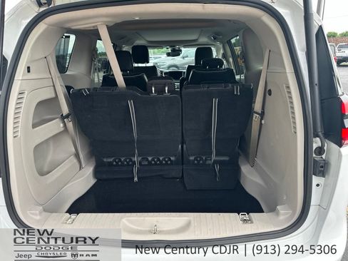 Used 2023 Chrysler Pacifica Limited FWD image 9