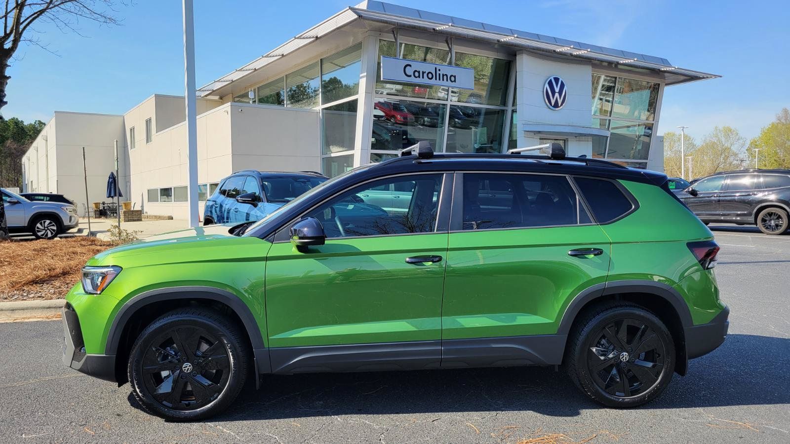 Used 2025 Volkswagen Taos SE w/ Taos Adventure Package (SXB) FWD image 2