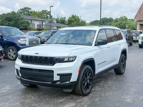 Used 2025 Jeep Grand Cherokee L Altitude AWD/4WD image 5