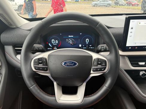 Used 2025 Ford Explorer Active w/ Active Comfort Package RWD image 16
