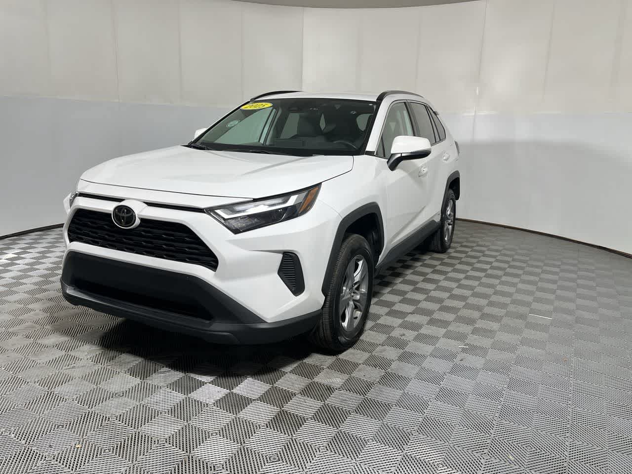 Used 2025 Toyota RAV4 XLE AWD/4WD image 4
