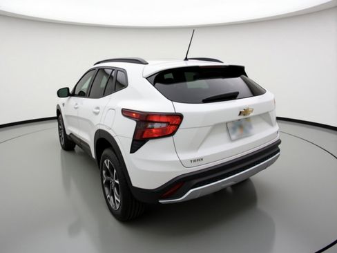 Used 2025 Chevrolet Trax LT image 6