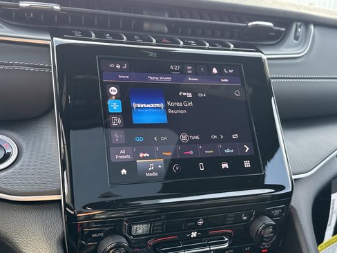 New 2025 Jeep Grand Cherokee Altitude image 32