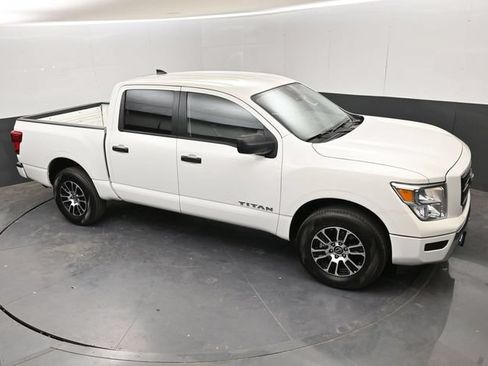 Used 2024 Nissan Titan SV AWD/4WD image 17