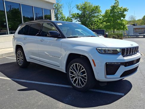 New 2026 Jeep Grand Cherokee L Summit w/ Advanced Protech Group IV AWD/4WD image 2