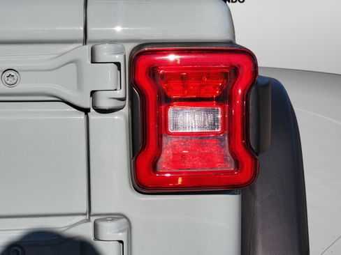 Used 2024 Jeep Wrangler Unlimited Rubicon 4xe w/ Technology Group image 68