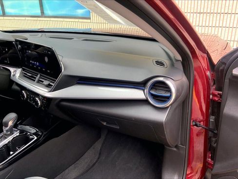 Used 2025 Chevrolet Trax LT w/ LT Convenience Package image 16