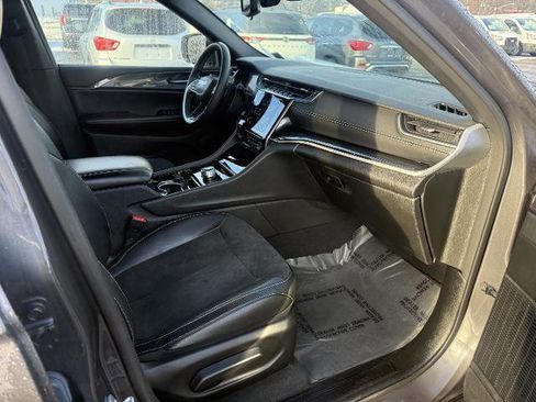 Used 2023 Jeep Grand Cherokee Altitude image 11