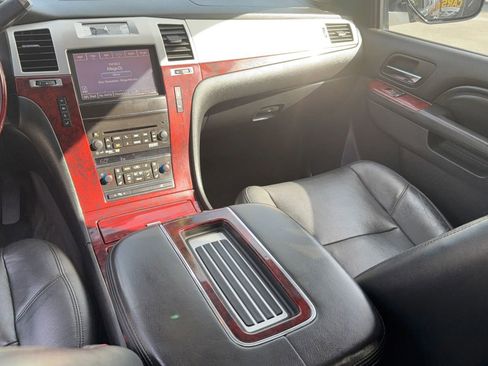 Used 2013 Cadillac Escalade ESV Premium image 41