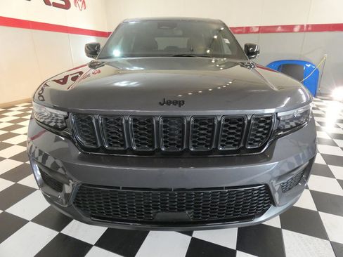 Used 2024 Jeep Grand Cherokee Altitude AWD/4WD image 2