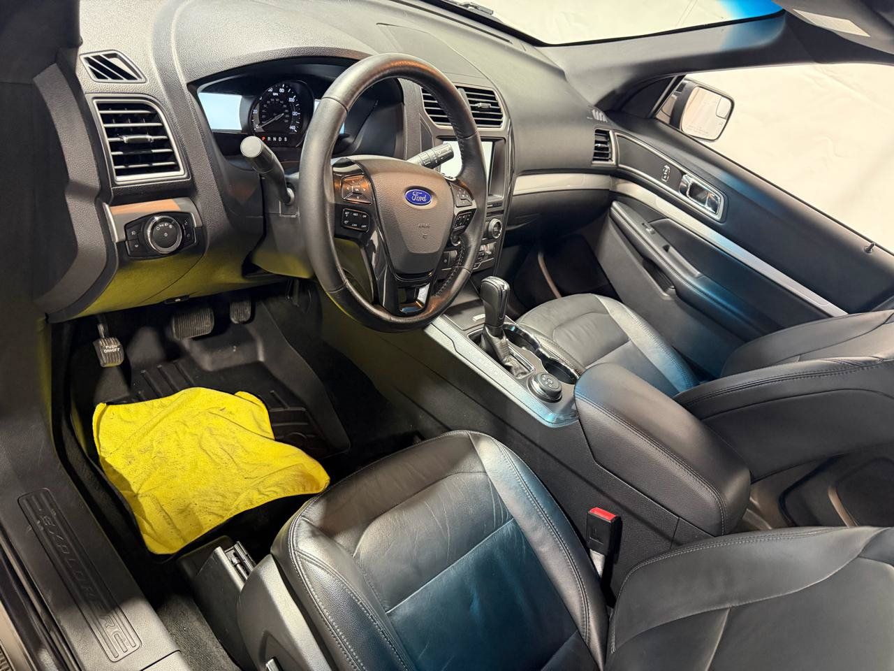 Used 2016 Ford Explorer XLT w/ Equipment Group 202A AWD/4WD image 16