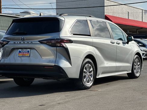 Used 2024 Toyota Sienna XLE FWD image 4