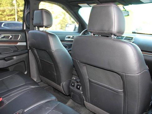 Used 2017 Ford Explorer Limited image 19