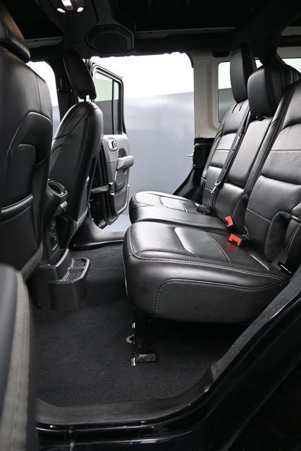 Used 2022 Jeep Wrangler Unlimited Sahara w/ Cold Weather Group AWD/4WD image 10