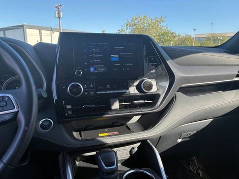Used 2025 Toyota Highlander XSE AWD/4WD image 17